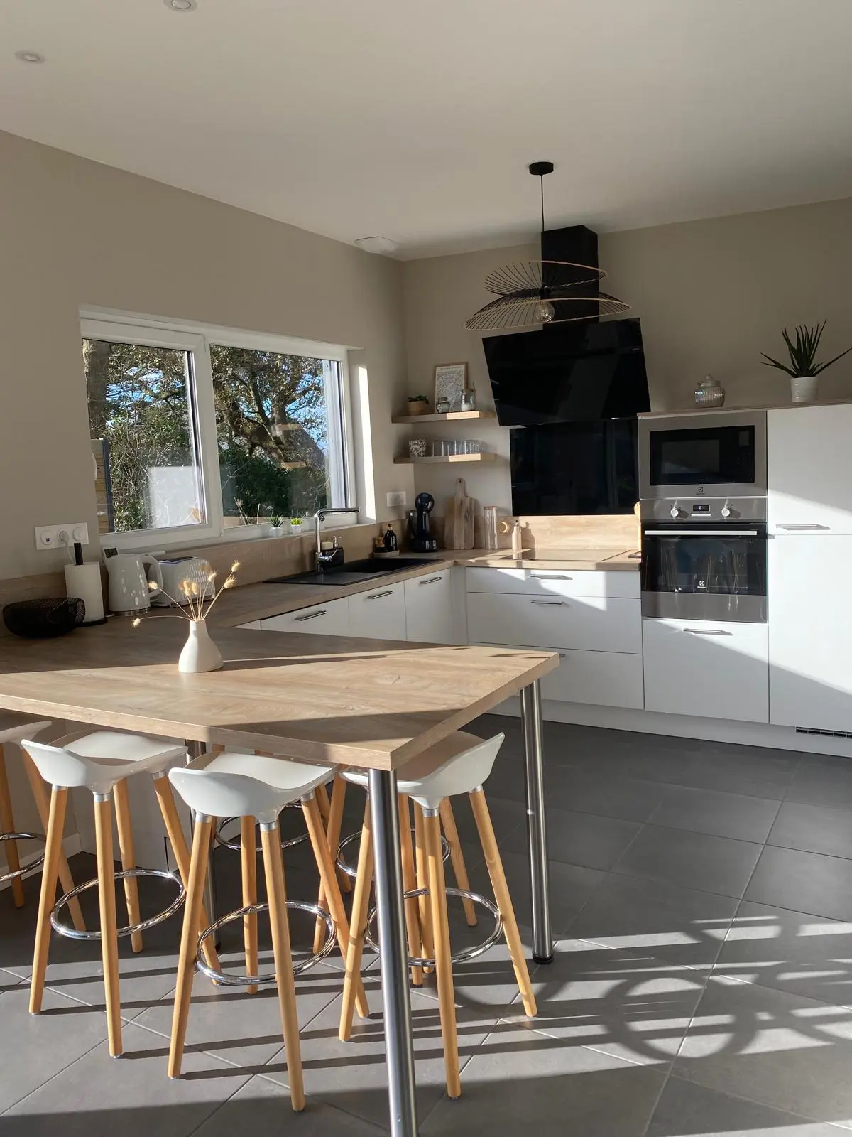 cuisine baignée de lumière dans une maison de vacances à Portsall